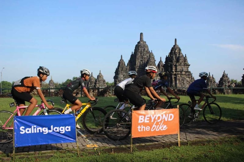 Gowes Penuh Makna: 150 Pesepeda Taklukkan Candi Sewu dan Hati Banyak Orang